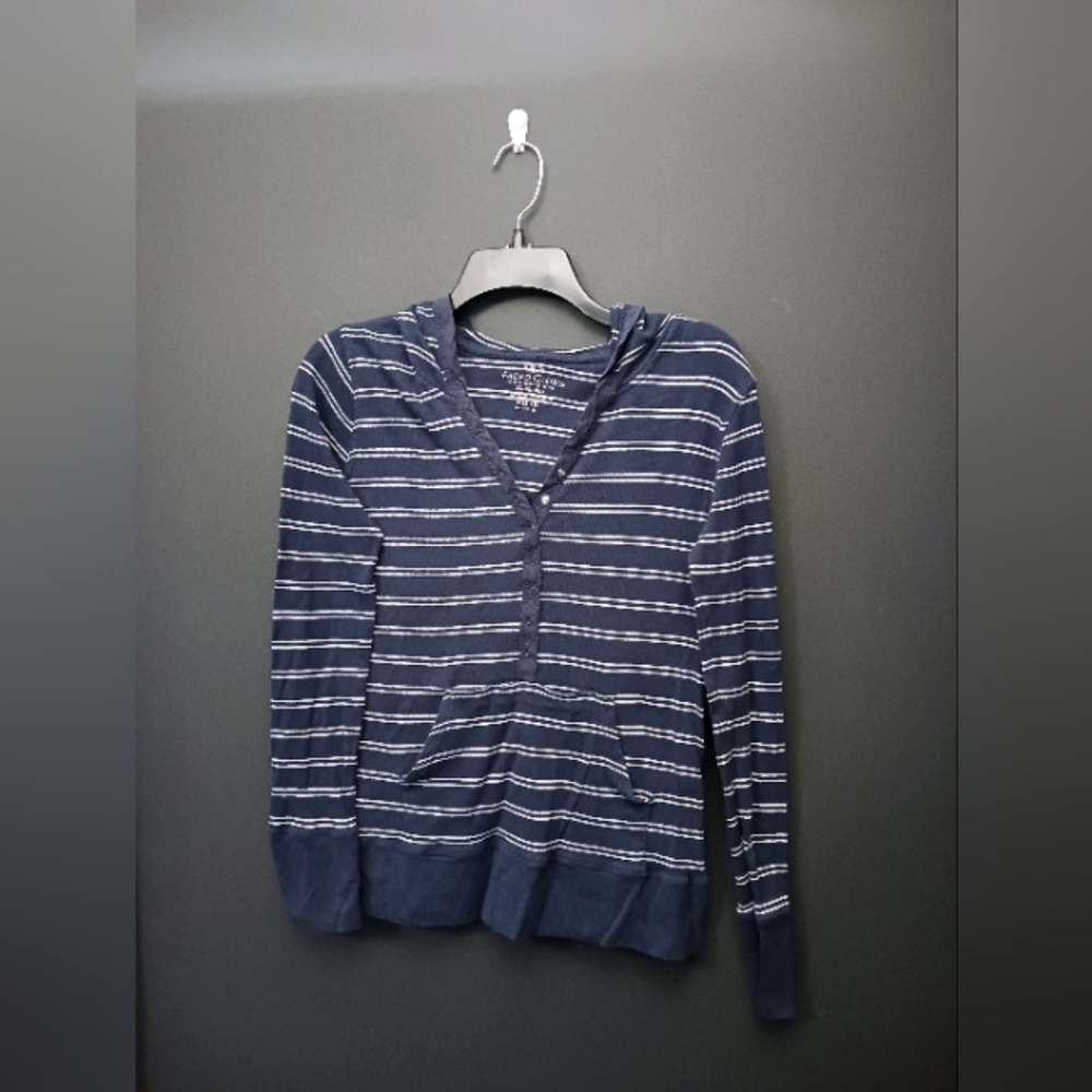 FADED GLORY MEDIUM BLUE AND WHITE STRIPPED LONG SLEEVE WOMENS TOP